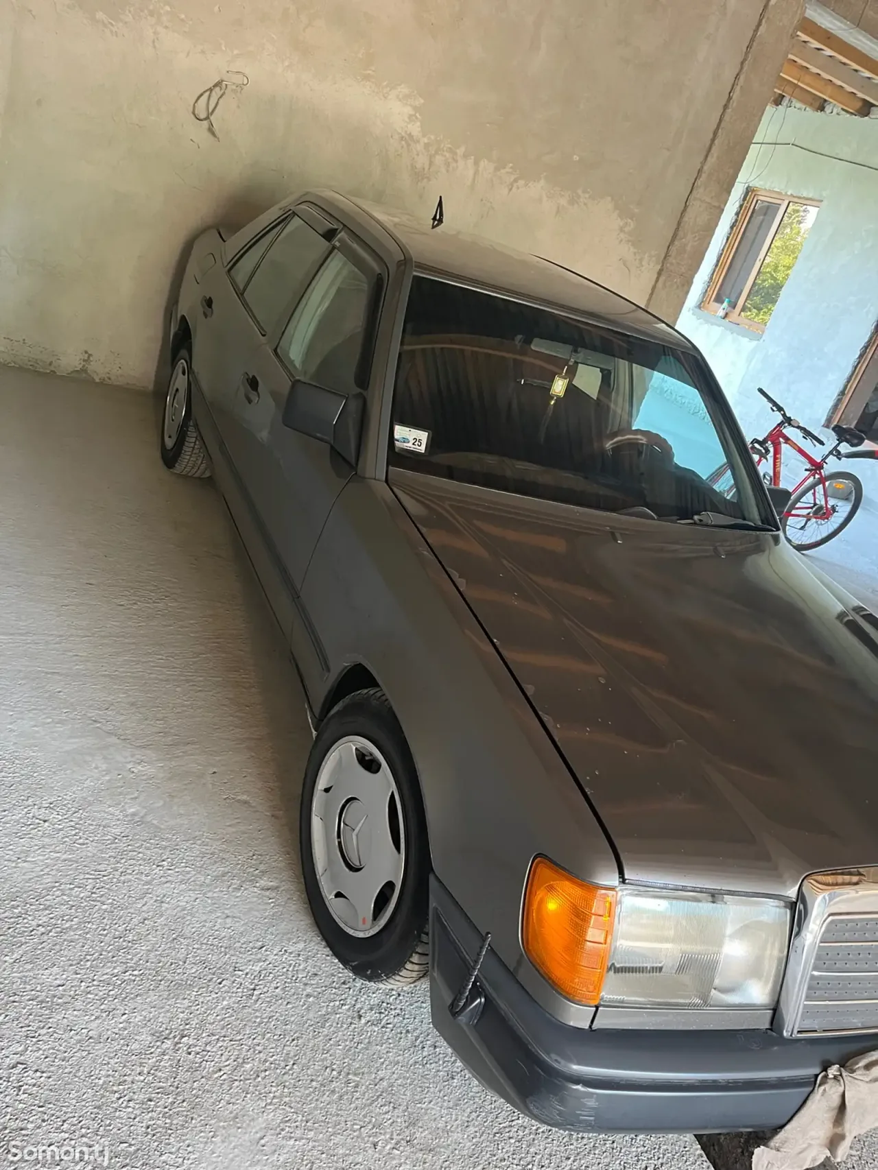 Mercedes-Benz W124 1988 · 2.5 MT