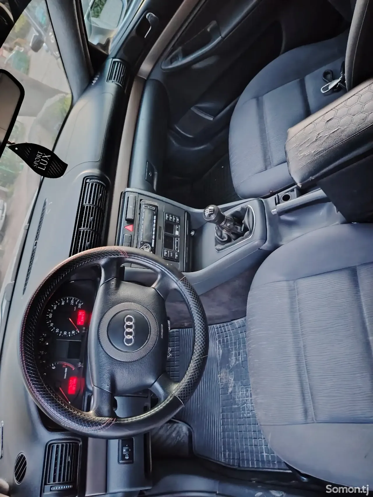 Audi A4 1999 · 1.6 MT