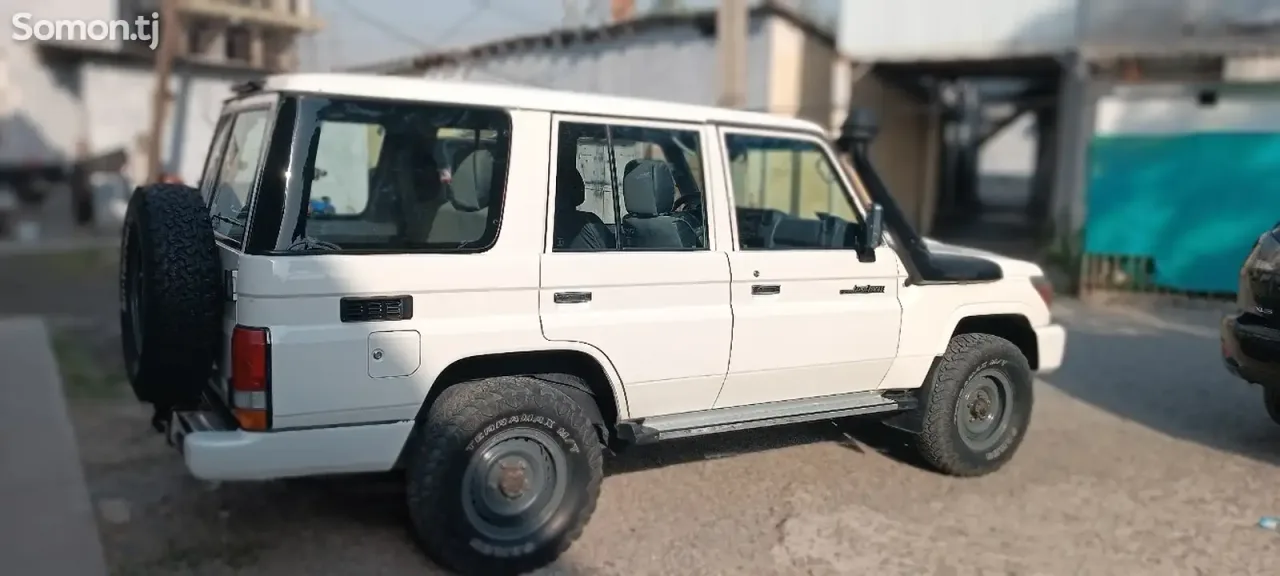 Toyota Land Cruiser 2012 · 4.2 MT
