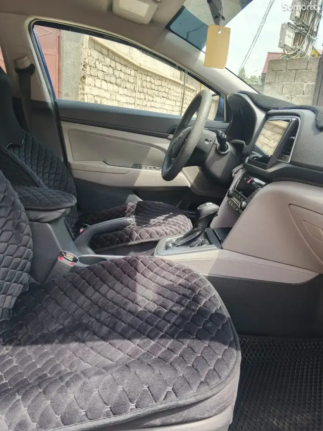 Hyundai Elantra 2017 · 2.0 AT