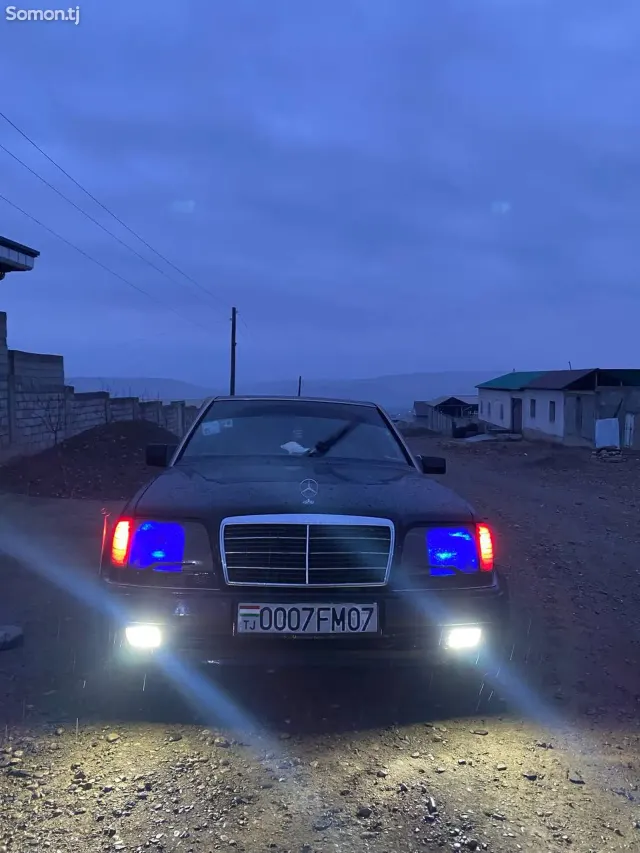 Mercedes-Benz W124 1990 · 2.0 AT