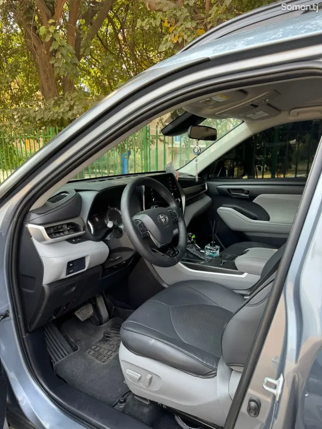 Toyota Highlander 2021 · 3.5 AT