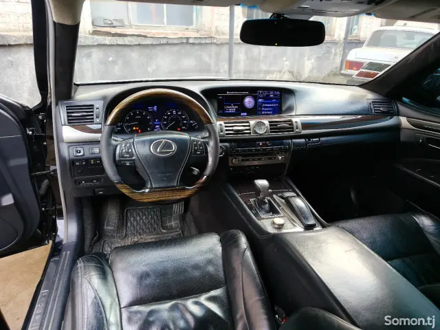 Lexus LS series 2013 · 4.6 AT