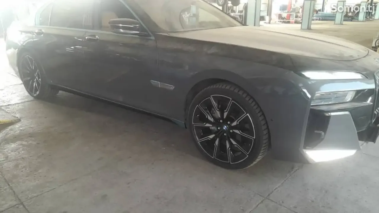 BMW 7 series 2013 · 4.0 AT