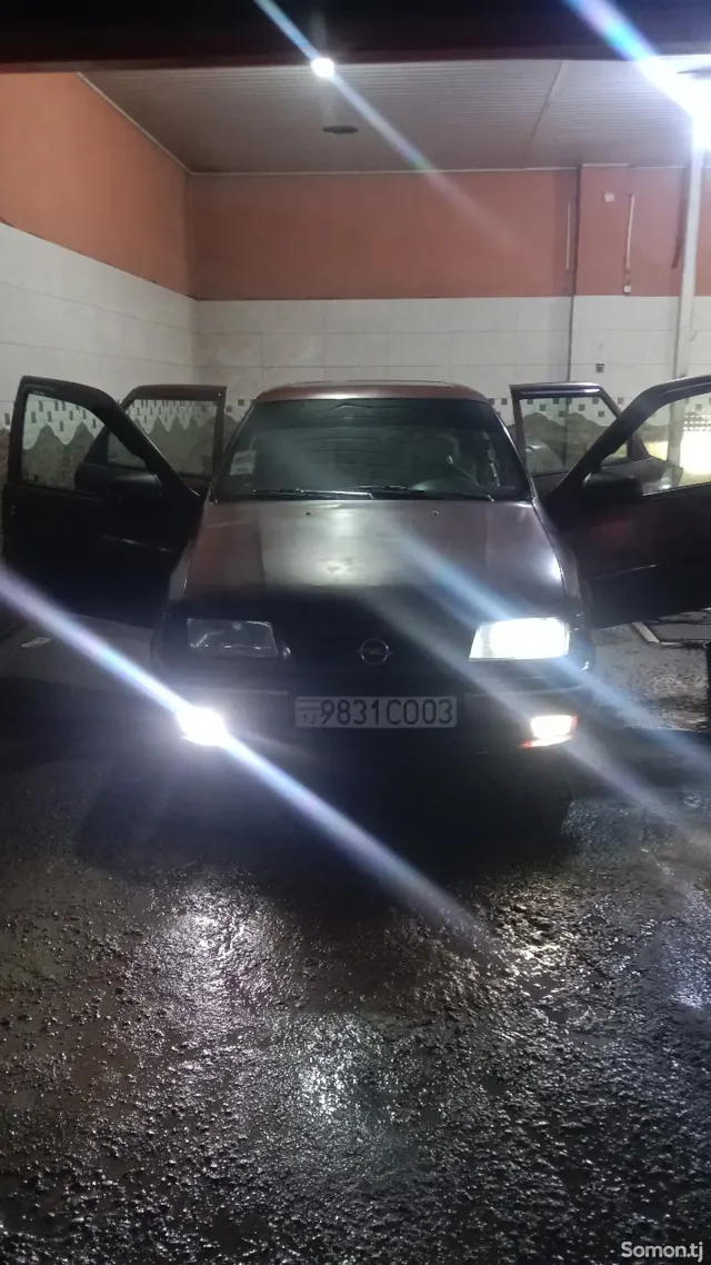 Opel Vectra A 1994 · 1.6 MT