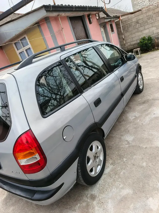 Opel Zafira 1999 · 1.8 MT