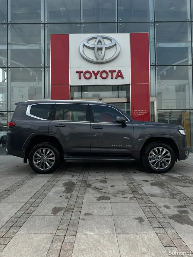 Toyota Land Cruiser 2025 · 3.5 AT