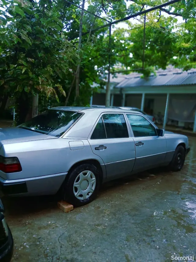 Mercedes-Benz W124 1992 · 2.0 MT