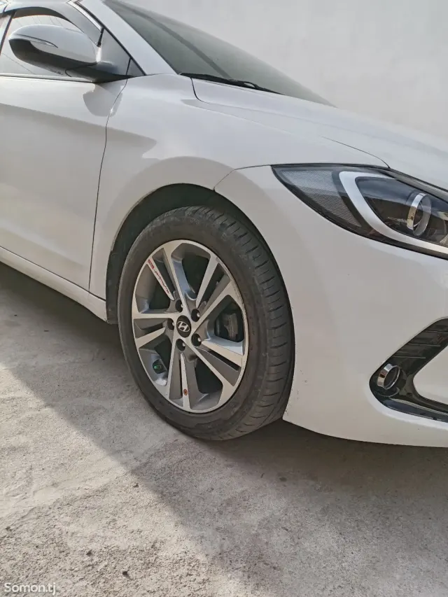 Hyundai Avante 2015 · 1.6 AT