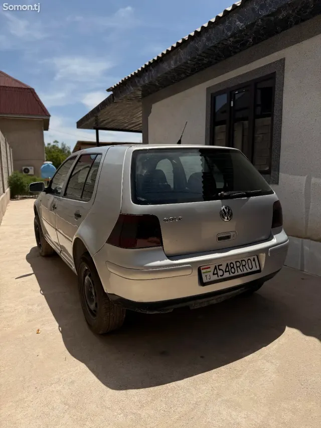 Volkswagen Golf 1997 · 1.6 MT