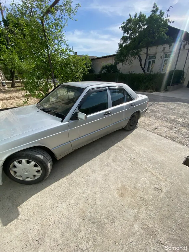 Mercedes-Benz W124 1989 · 2.0 MT