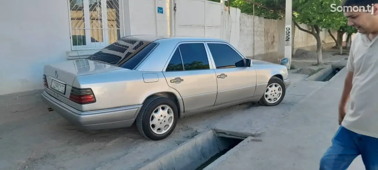 Mercedes-Benz W124 1994 · 2.0 AT