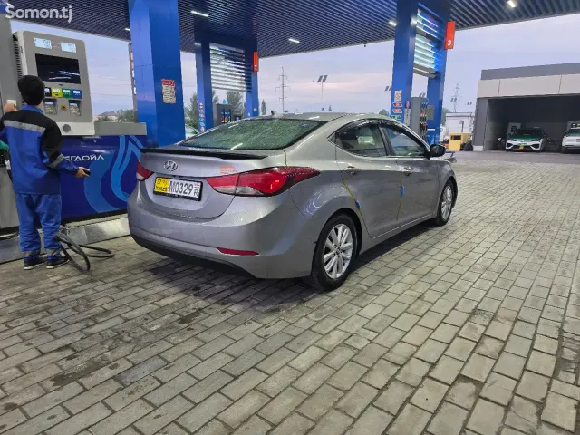 Hyundai Elantra 2015 · 1.8 AT