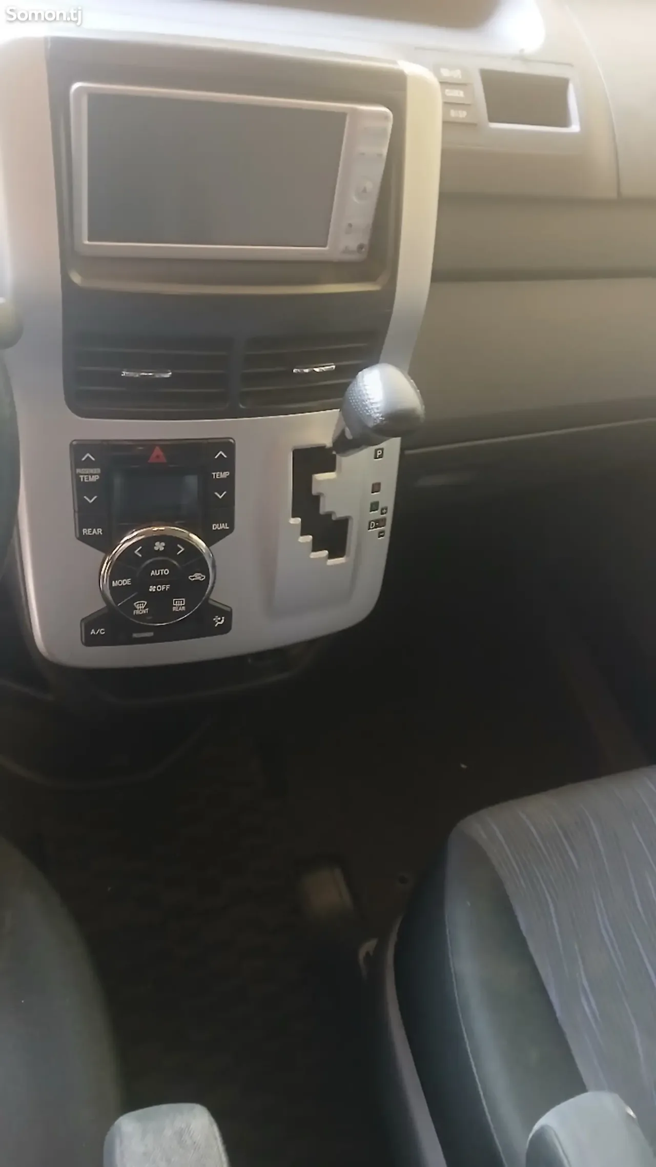 Toyota Voxy 2010 · 2.0 AT