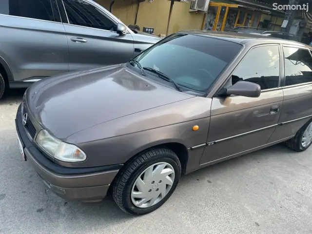 Opel Astra F 1998 · 1.6 MT