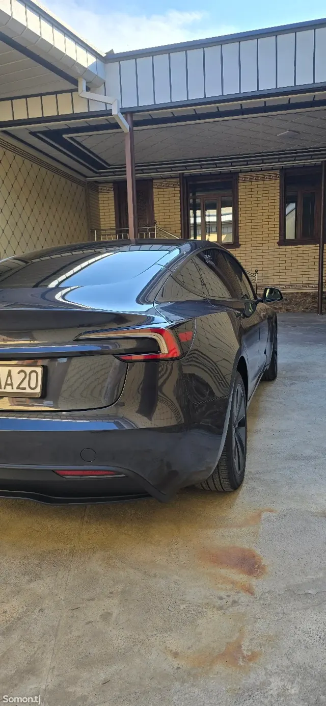 Tesla Model 3 2025 · AT