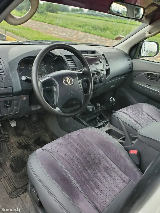Toyota Hilux 2015 · 2.7 MT
