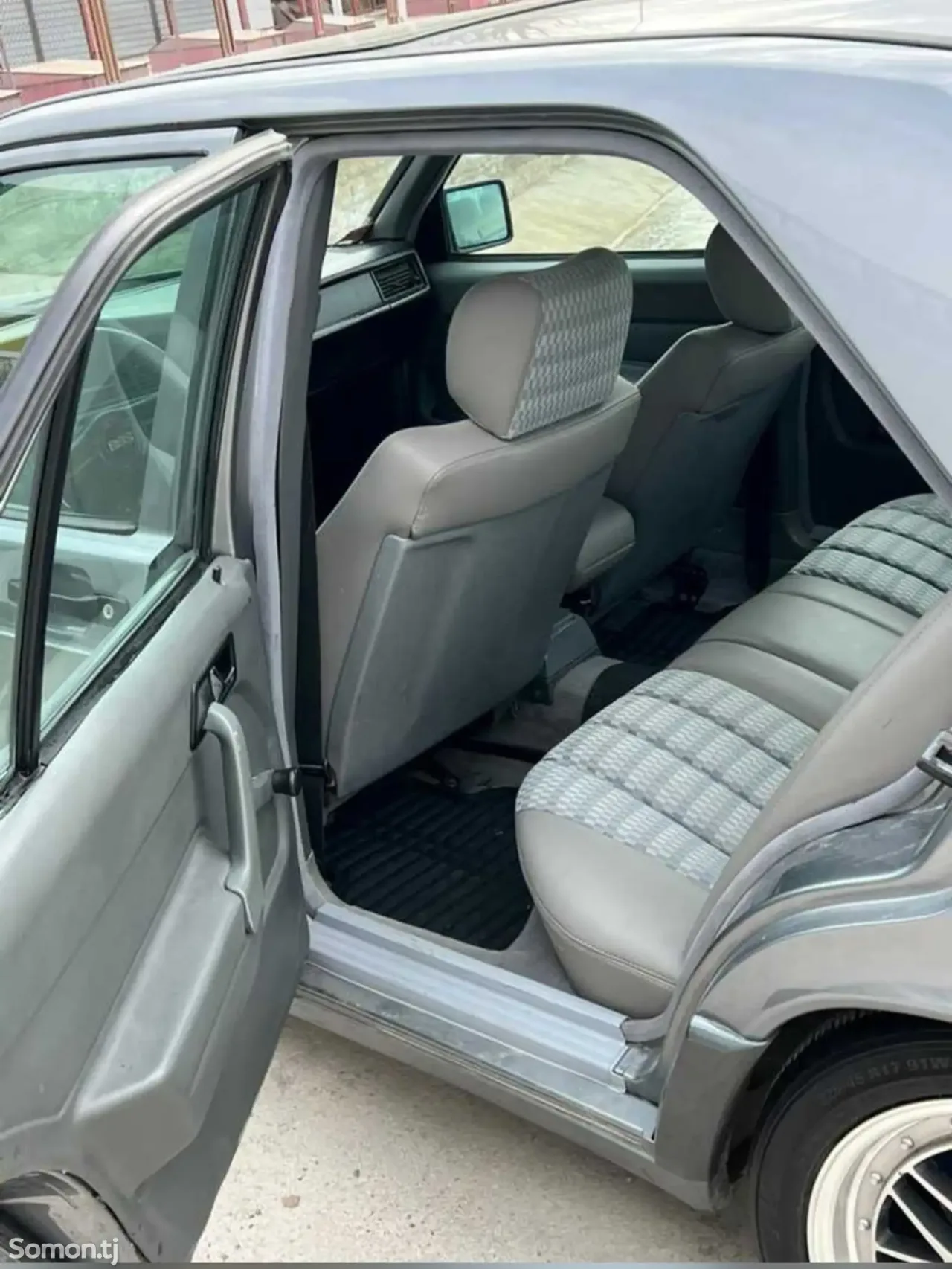 Mercedes-Benz W201 1991 · 2.3 AT
