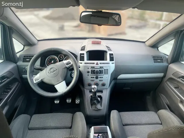 Opel Zafira 2006 · 2.2 MT