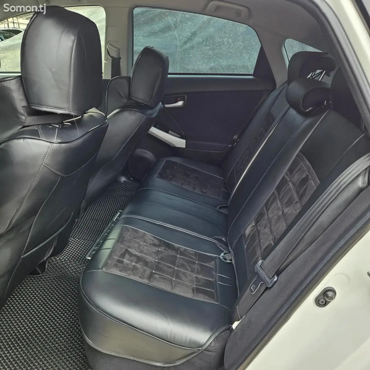 Toyota Prius 2014 · 1.8 AT