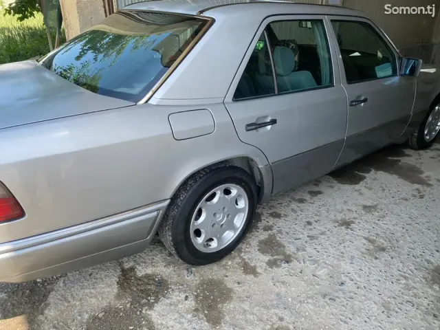 Mercedes-Benz W124 1994 · 2.0 MT