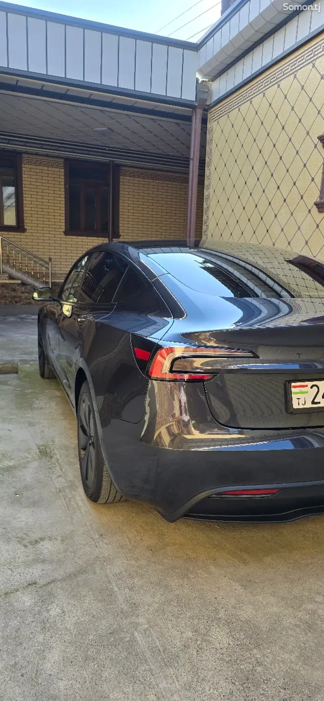 Tesla Model 3 2025 · AT