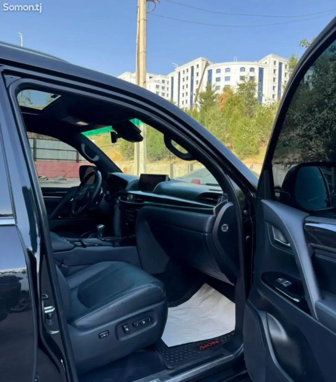 Lexus LX series 2018 · 5.7 AT