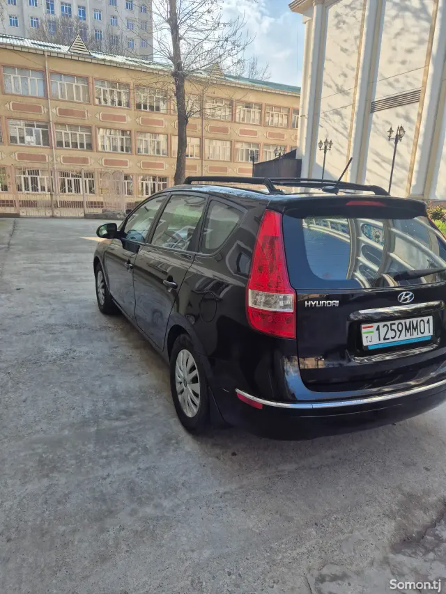 Hyundai Elantra 2011 · 2.0 AT