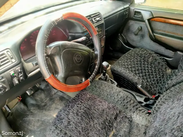 Opel Vectra A 1994 · 1.6 MT