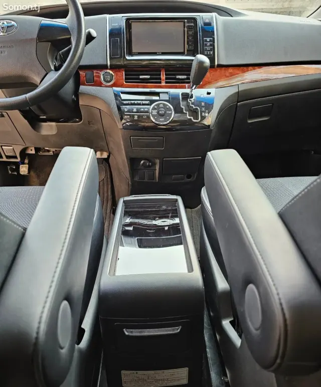 Toyota Estima 2014 · 2.4 AT