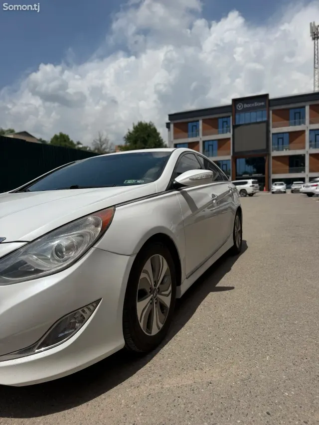 Hyundai Sonata 2013 · 2.4 AT