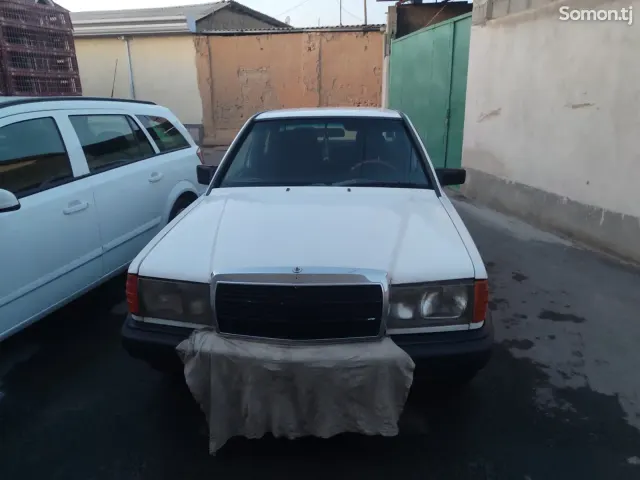 Mercedes-Benz W201 1985 · 2.0 MT