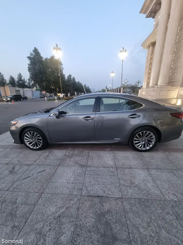 Lexus ES series 2014 · 2.5 AT