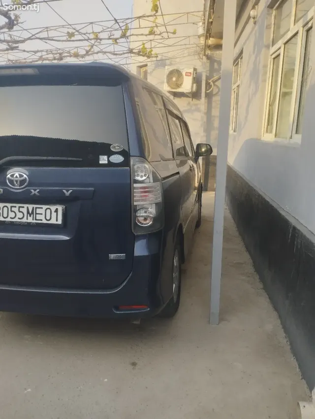 Toyota Voxy 2008 · 2.0 AT