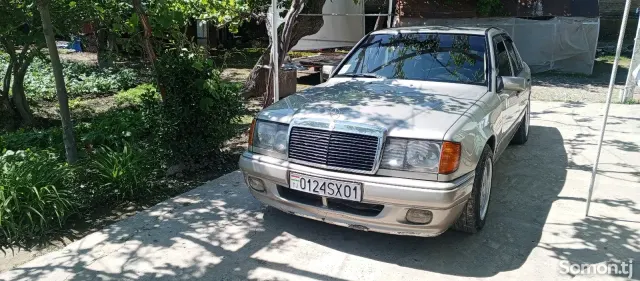 Mercedes-Benz W124 1985 · 2.4 AT