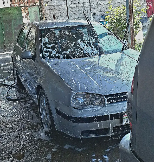 Volkswagen Golf 2000 · 1.8 AT