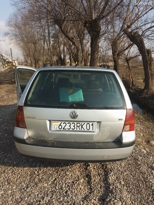 Volkswagen Golf 2002 · 1.6 MT
