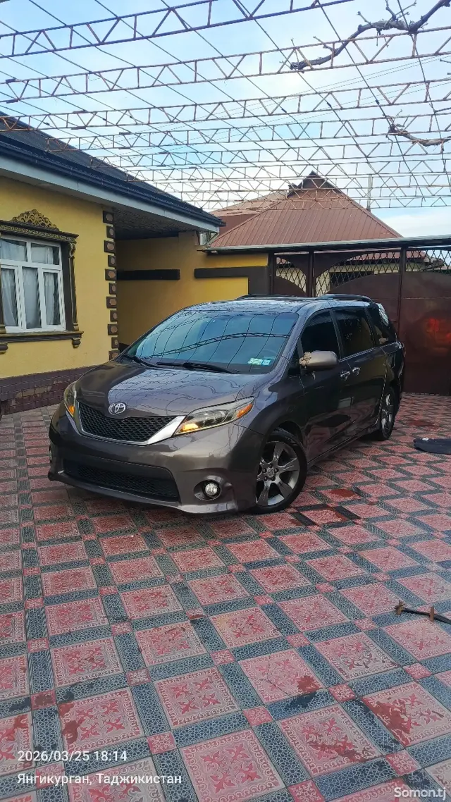 Toyota Sienna 2015 · 3.5 AT