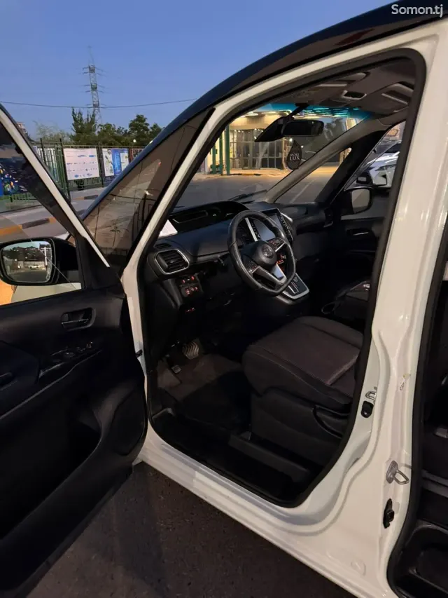 Nissan Serena 2016 · 2.0 AT