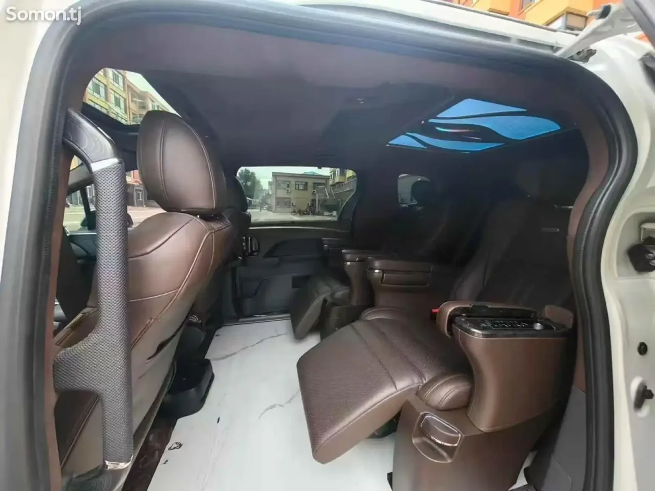 Toyota Granvia 2023 · 2.5 AT