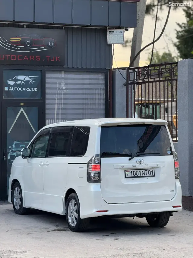 Toyota Voxy 2007 · 1.8 AT