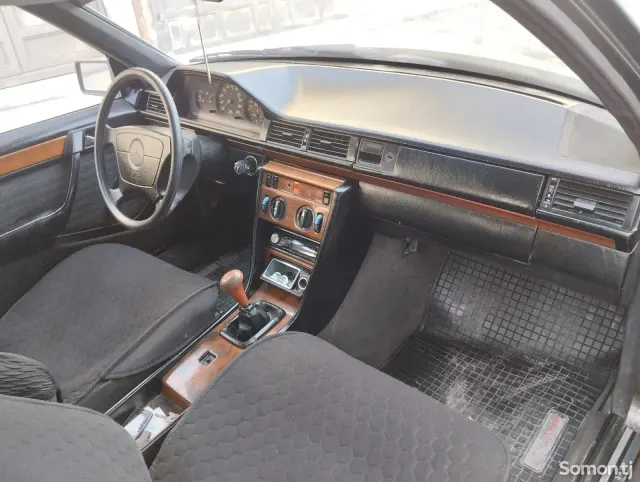 Mercedes-Benz W124 1992 · 2.0 MT