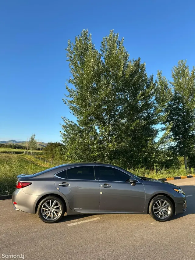 Lexus ES series 2016 · 2.5 AT