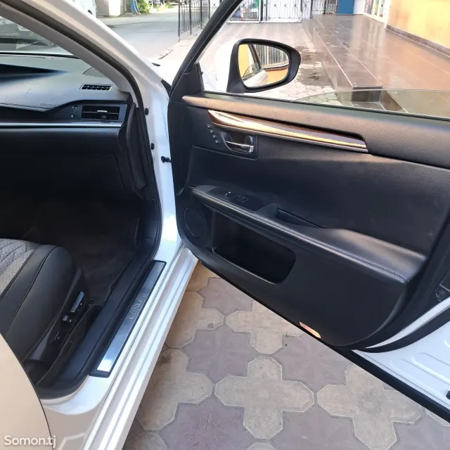 Lexus ES series 2015 · 2.5 AT