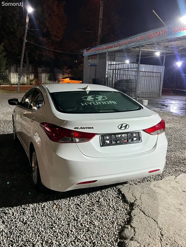 Hyundai Elantra 2012 · 1.8 AT