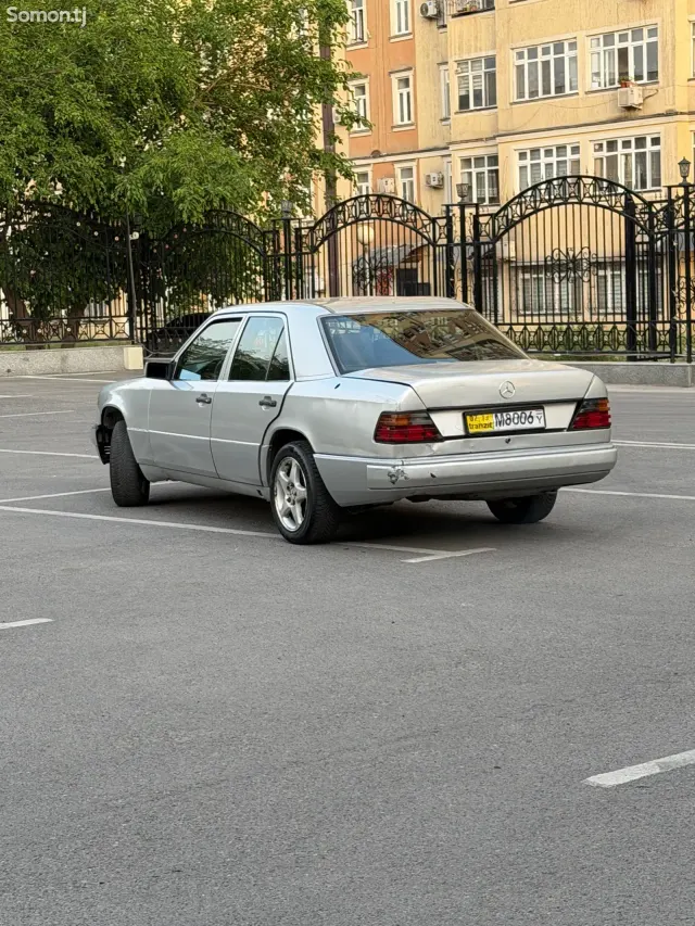 Mercedes-Benz W124 1993 · 3.0 AT