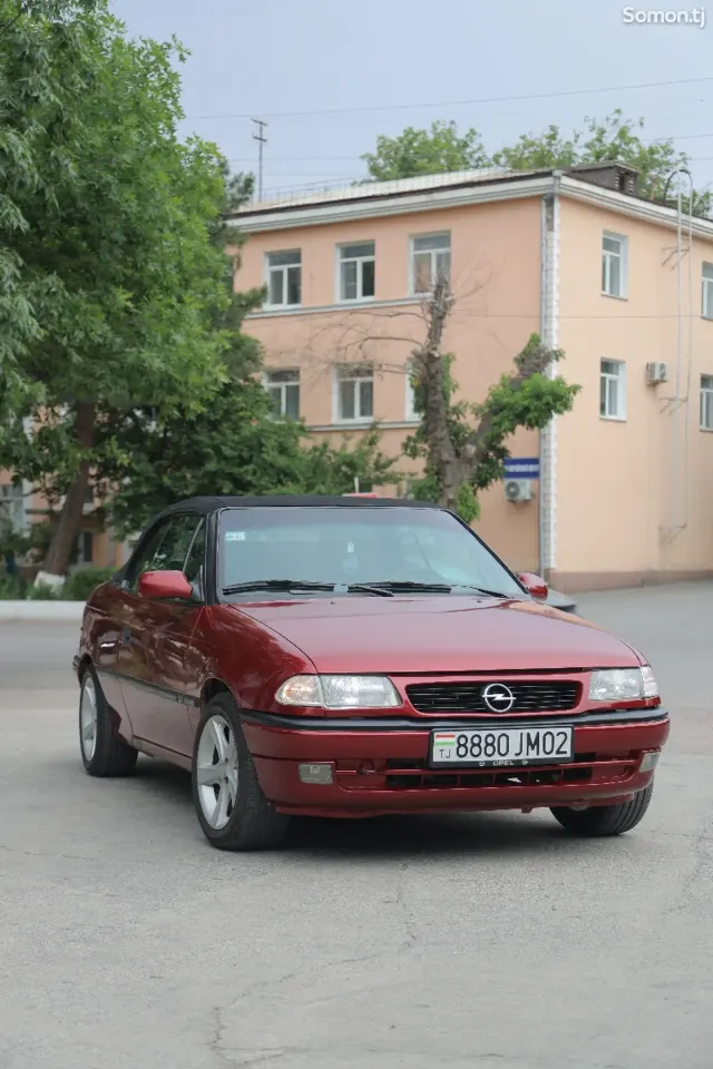 Opel Astra F 1995 · 1.6 MT