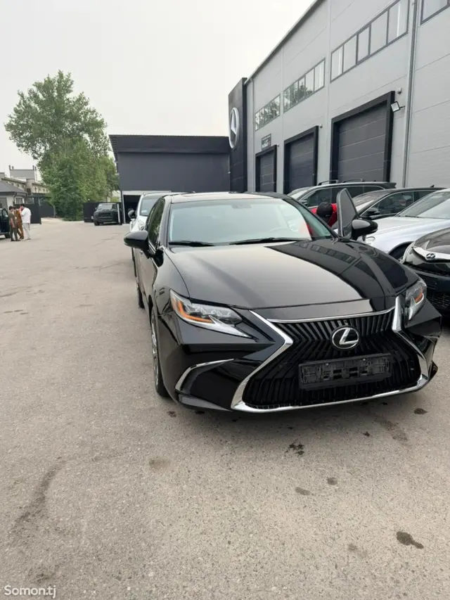 Lexus ES series 2015 · 3.5 AT