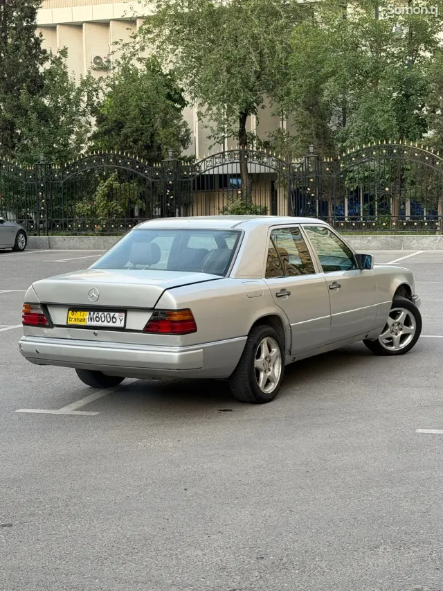 Mercedes-Benz W124 1993 · 3.0 AT