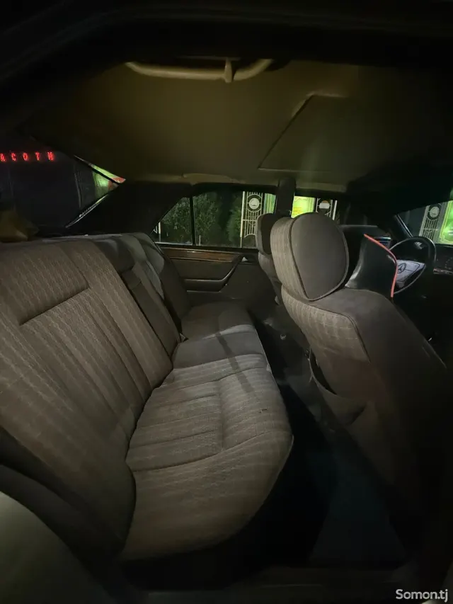 Mercedes-Benz W124 1990 · 2.0 MT